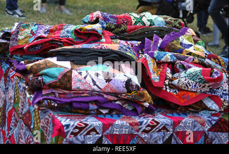 African textiles colorés et de motifs, des couvertures sur un marché de plein air Banque D'Images