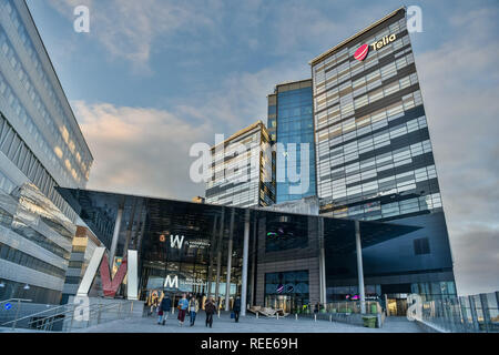 Solna, Suède - le 19 novembre 2018. Vue extérieure du centre commercial Mall of Scandinavia à Solna, avec les gens. Banque D'Images