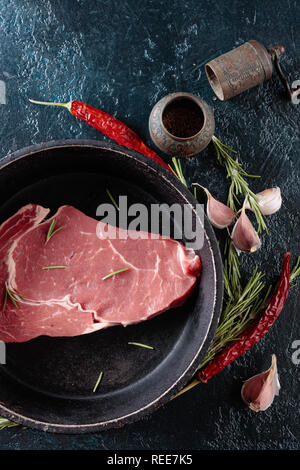 Steak de boeuf aux épices et fines herbes. Vue d'en haut. Banque D'Images