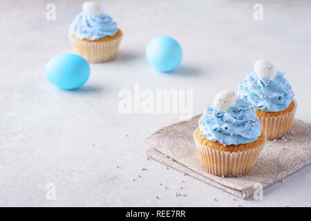 Easter cupcakes vanille et glaçage au fromage à la crème oeufs. bonbons L'espace pour le texte. Banque D'Images