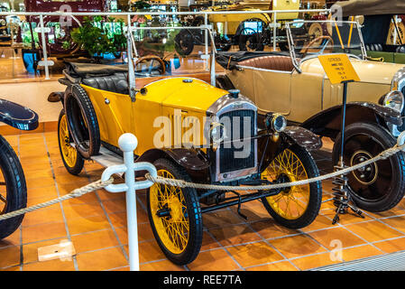 FONTVIEILLE, MONACO - Juin 2017 : PEUGEOT jaune à Monaco Top Cars Collection Museum. Banque D'Images