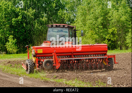 Tracteur agricole semant des graines et cultiver domaine Banque D'Images