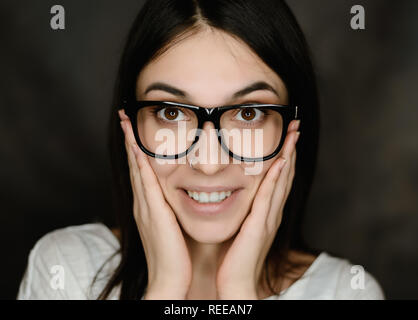 Portrait de femme surprise portant des lunettes. Banque D'Images