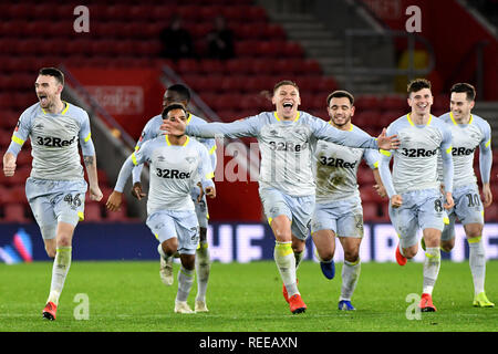 Derby County joueurs célébrer après avoir remporté la victoire penalty shoot out - Southampton v Derby County, l'Unis FA Cup troisième ronde Replay, St Ma Banque D'Images