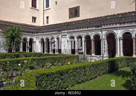 Le cloître à l'intérieur de la Basilique de San Paolo Fuori le Mura ( Basilique de Saint Paul Hors les Murs ) Rome, Latium, Italie Photo © Fabio Mazzarella/Si Banque D'Images