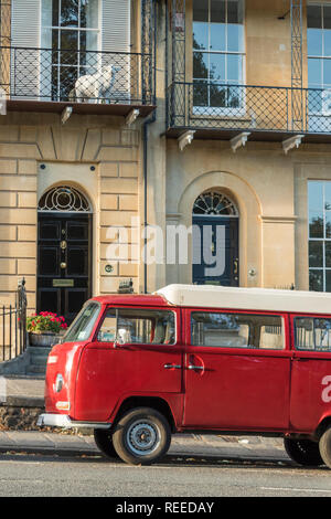 Camping-rouge Van stationné à l'extérieur d'une maison mitoyenne Géorgienne à Clifton, Bristol, Royaume-Uni Banque D'Images