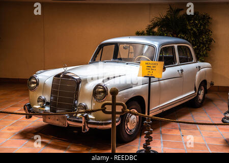 FONTVIEILLE, MONACO - 28 JUN 2017 : argent Mercedes 220 S 1957 à Monaco Top Cars Collection Museum. Banque D'Images