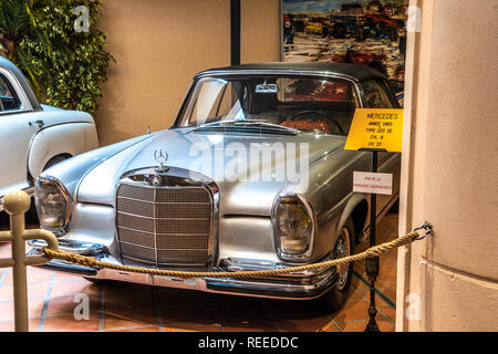 FONTVIEILLE, MONACO - 28 JUN 2017 : argent Mercedes 220 SE 1963 à Monaco Top Cars Collection Museum. Banque D'Images