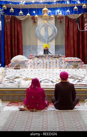 Une épouse, l'époux et prêtre au cours d'une cérémonie de mariage dans un temple sikh à Queens, New York. Banque D'Images