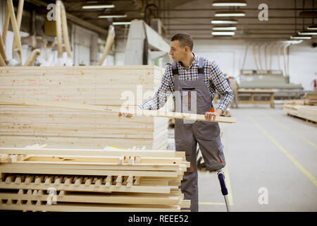 Jeune handicapé d'une jambe artificielle travaille à l'usine de meubles Banque D'Images