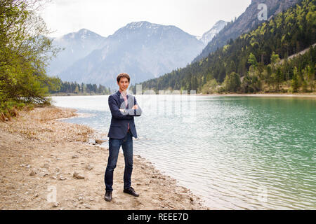 Se reposer sur un lac de montagne près de Neuschwanstein. homme marchant près du lac Banque D'Images