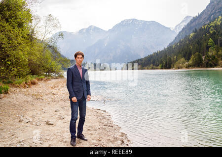 Se reposer sur un lac de montagne près de Neuschwanstein. homme marchant près du lac Banque D'Images