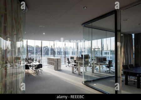 Open plan office avec vitrage de réflexion. Siège de bureau Swiss Re, Zurich, Suisse. Architecte : Diener & Diener, 2017. Banque D'Images