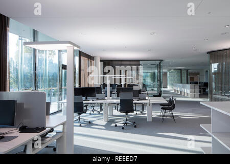 Open plan office avec vitrage de réflexion. Siège de bureau Swiss Re, Zurich, Suisse. Architecte : Diener & Diener, 2017. Banque D'Images