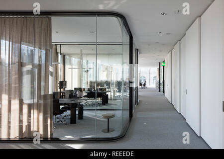 Open plan office avec vitrage de réflexion. Siège de bureau Swiss Re, Zurich, Suisse. Architecte : Diener & Diener, 2017. Banque D'Images