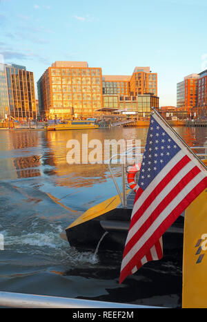 Le quai, le bateau et les toits de bâtiments du secteur riverain nouvellement réaménagé au sud-ouest de Washington, DC vu de l'eau à l'automne avec Ameri Banque D'Images