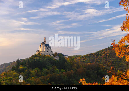 Belle vue sur le coucher du soleil de Marksburg en automne, kobern-gondorf, Allemagne Banque D'Images