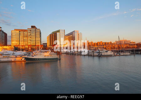 Des bateaux et des toits de bâtiments du secteur riverain nouvellement réaménagé au sud-ouest de Washington, DC vu de l'eau à l'automne Banque D'Images