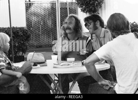 OAKLAND, USA - 14 juillet:L-R : Ambre jeune enfant de Neil Young avec David Crosby. À partir de l'arrière Tim Drummond. Dans les coulisses du stade d'Oakland, Californie le 14 juillet 1974 au cours de l'Crosby, Stills, Nash & Young 1974 US Tour (photo de Gijsbert Hanekroot) Banque D'Images