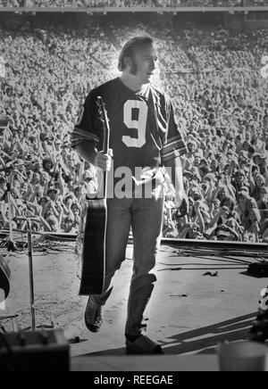 OAKLAND, USA - Le 14 juillet : Après le spectacle : Stephen Stills sur scène à Crosby, Stills, Nash & Young performance live au stade d'Oakland, Californie le 14 juillet 1974 lors de leur tournée américaine de 1974. (Photo de Gijsbert Hanekroot) Banque D'Images