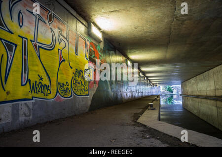 Paysage du côté canal, métro vaporisés sur les murs graffiti in UK. Fléau de nos cours d'eau ou du patrimoine d'expression artistique ? Banque D'Images