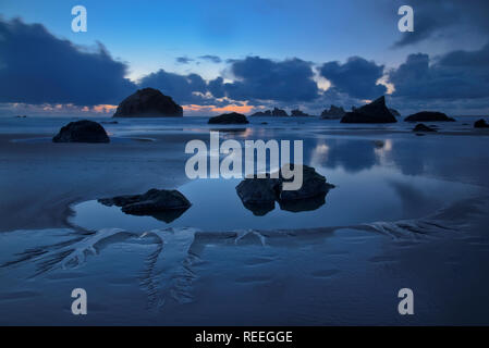 Coucher du soleil sur la plage de Bandon, dans le sud de l'Oregon coast. Banque D'Images