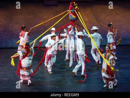 Les artistes interprètes ou exécutants à Xcaret Mexico Espectacular dîner spectacle au parc à thème écologique Xcaret, Riviera Maya, Mexique. Banque D'Images