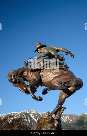 'Attitude Adjustment" sculpture en bronze de cowboy et tronçonnage bronco par Austin Barton dans le centre-ville de Joseph, de l'Oregon. Banque D'Images