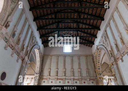 L'intérieur du Tempio Malatestiano (signifiant Temple Malatestiano) église cathédrale inachevée pour St Francis, Rimini Banque D'Images