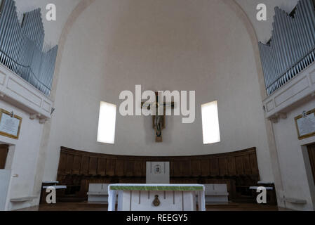 L'intérieur du Tempio Malatestiano (signifiant Temple Malatestiano) église cathédrale inachevée pour St Francis, Rimini Banque D'Images