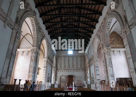 L'intérieur du Tempio Malatestiano (signifiant Temple Malatestiano) église cathédrale inachevée pour St Francis, Rimini Banque D'Images