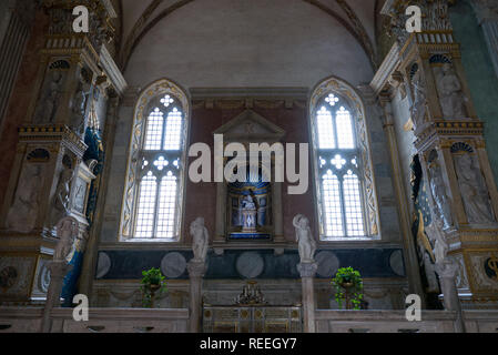 L'intérieur du Tempio Malatestiano (signifiant Temple Malatestiano) église cathédrale inachevée pour St Francis, Rimini Banque D'Images