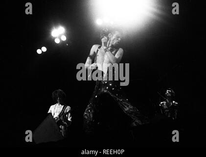 COLOGNE, ALLEMAGNE - 04 SEPTEMBRE : Mick Jagger de The Rolling Stones il se produit sur la scène du zénith à Cologne, Allemagne, le 04 septembre 1973. Mick Taylor, de gauche à droite Charley Watts. (Photo de Gijsbert Hanekroot) Banque D'Images