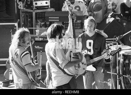 OAKLAND, USA - Le 14 juillet : Après le spectacle : David Crosby, Neil Young et Steve Stills sur scène à Crosby, Stills, Nash & Young performance live au stade d'Oakland, Californie le 14 juillet 1974 lors de leur tournée américaine de 1974. (Photo de Gijsbert Hanekroot) Banque D'Images