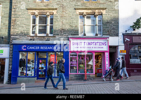 La recherche sur le cancer et le caramel boutique boutique dans le centre-ville de Keswick, Lake District,Cumbria, Angleterre Banque D'Images