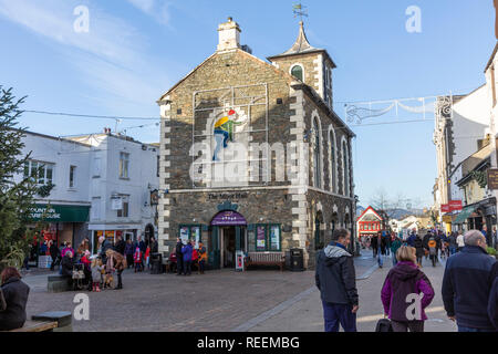 Keswick, une ville dans le district du lac avec le moot hall et place du marché, la salle a été construite à l'origine 16e siècle,Lake District, Cumbria Banque D'Images