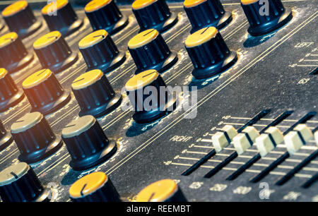 Console de mixage audio. Le mixage sonore 24. Panneau de mixage de musique en studio d'enregistrement. Console de mixage audio avec les curseurs et bouton de réglage. Banque D'Images