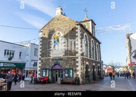 Keswick, une ville dans le district du lac avec le moot hall et place du marché, la salle a été construite à l'origine 16e siècle,Lake District, Cumbria Banque D'Images