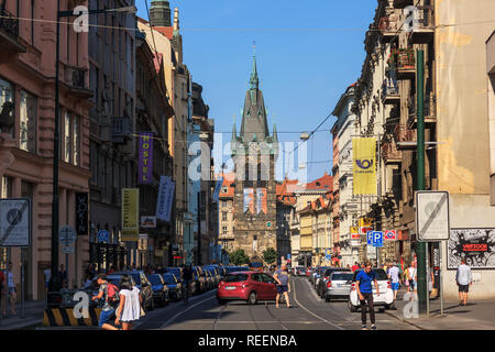 Prague, République tchèque - 17 août 2018 : rue de Prague dans le centre-ville d'antdthe tour Jindrisska. Banque D'Images