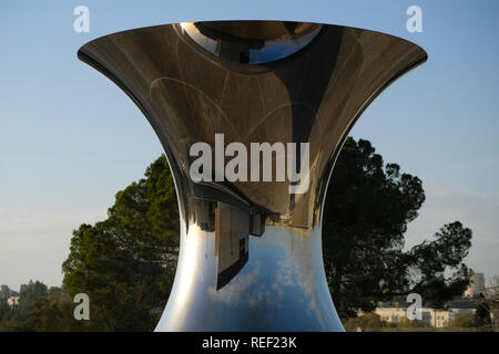 Tourner le monde à l'envers, sculpture en acier inoxydable par Anish Kapoor (2010) situé au Crown Plaza du musée d'Israël Israël Jérusalem Ouest Banque D'Images