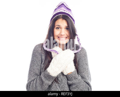 Belle brune femme avec un chapeau péruvien en laine un pull et des gants qui a froid Banque D'Images