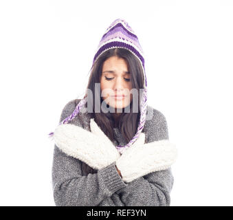 Belle brune femme avec un chapeau péruvien en laine un pull et des gants qui a froid Banque D'Images