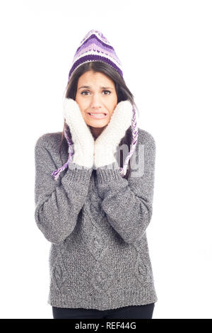 Belle brune femme avec un chapeau péruvien en laine un pull et des gants qui a froid Banque D'Images