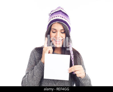 Portrait de jeune femme avec un chandail de laine chapeau péruvien et holding sign . carte isolé sur fond blanc . Banque D'Images