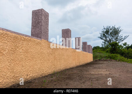 Nouveau mur de clôture en construction avec des blocs de béton de couleur crème marron plâtre textures closeup détail Banque D'Images