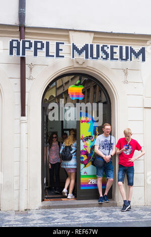 PRAGUE, RÉPUBLIQUE TCHÈQUE - 30 MAI 2017 : façade du Musée d'Apple à la Vieille Ville à Prague Banque D'Images