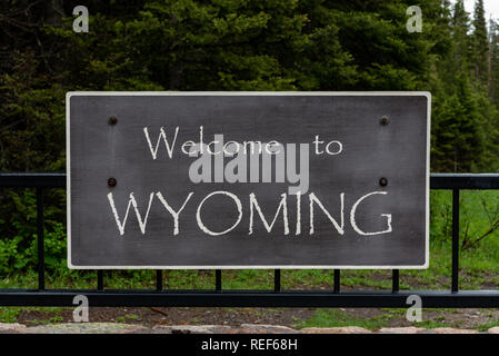 Bienvenue à Wyoming signe en frontière du Wyoming et du Montana Banque D'Images