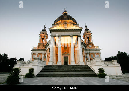 Image de la Basilique de Superga qui monte vers le nord-est sur la colline du même nom près de la ville de Turin Banque D'Images