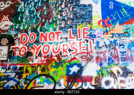 PRAGUE, RÉPUBLIQUE TCHÈQUE - 31 MAI 2017 : John Lennon wall à Prague République Tchèque Banque D'Images