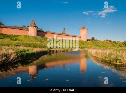 Le mur avec des tours du Sauveur Monastère de Saint Euthymius est un monastère à Suzdal, la Russie. Anneau d'or. Banque D'Images